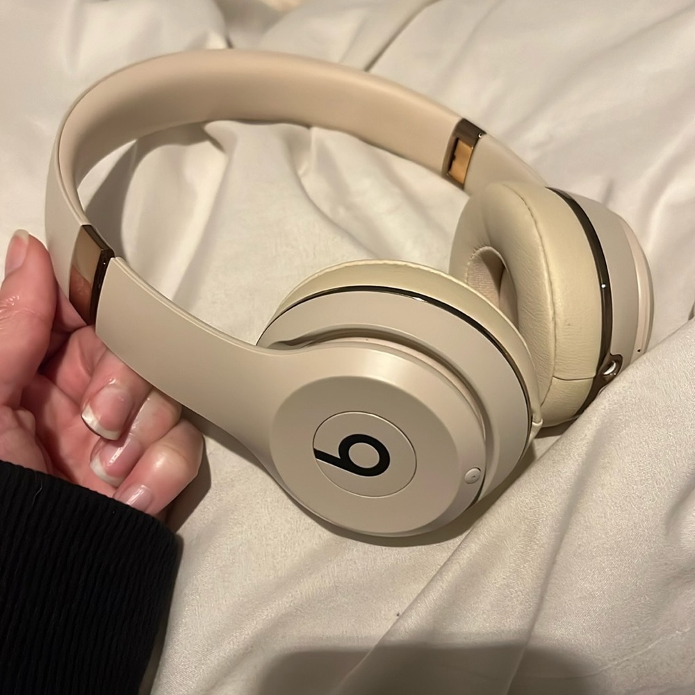 Beats Solo3 used a handful of times in great condition comes w/ bag, no charger